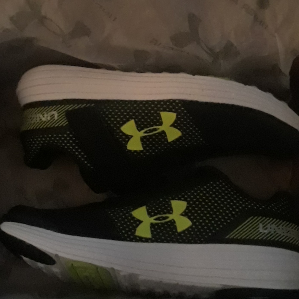 Youth UA BPS Surge shoes